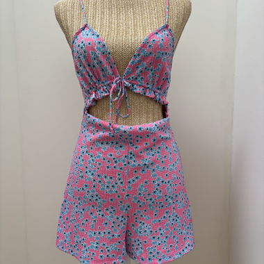 Romper floreale con cut-out Bershka