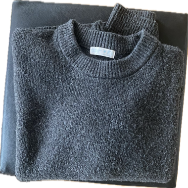 Grauer Pullover