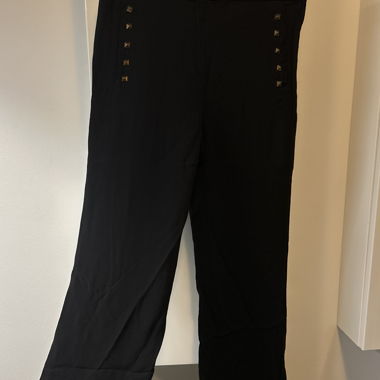 Pantalone fluido con piccolo borchietto Zara