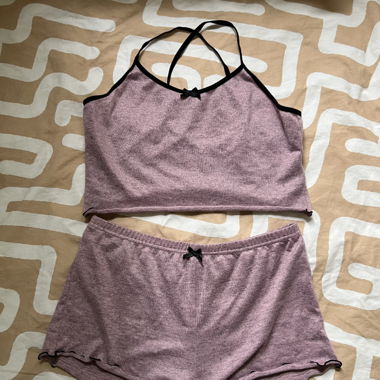 Ensemble de pyjama avec des bretelles croisées 