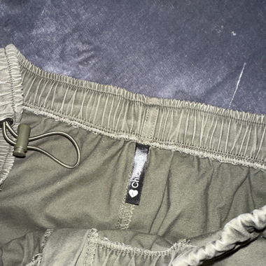 pantalon parachute kaki de chez chicorée 