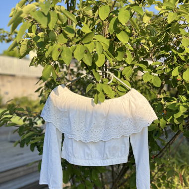 Weisses Schulterfreies Blusentop