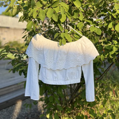 Weisses Schulterfreies Blusentop