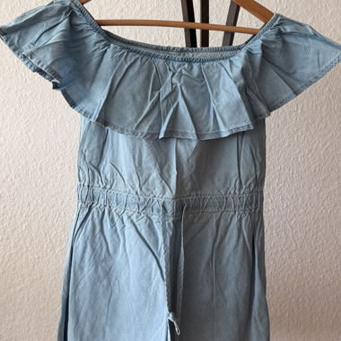 Robe bleue claire épaules dénudées