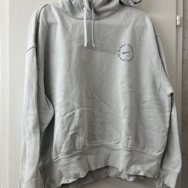Pullover (Nike) mit Kapuze und Print