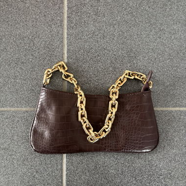 Sac à bandoulière marron avec chaîne