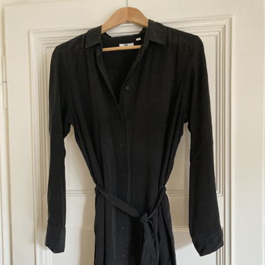 Schwarzes Kleid mit Gürtel