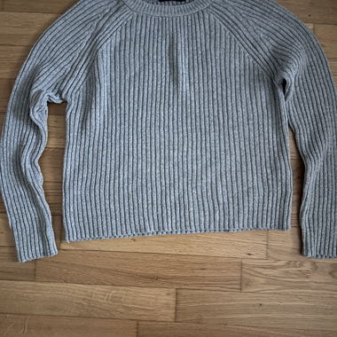 Pull en maille côtelée gris