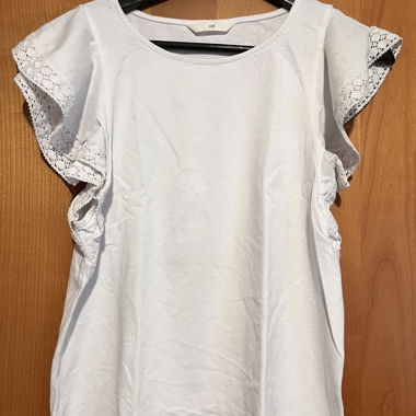 Top bianco con maniche in pizzo