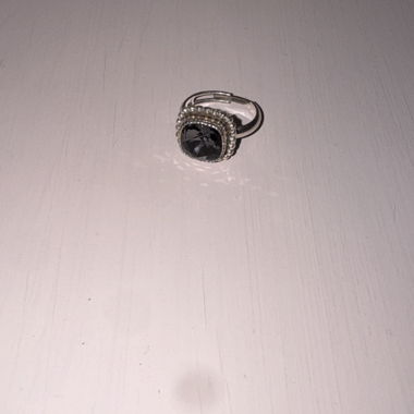 Bague couleur argent avec pierre gris foncé
