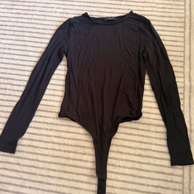 Schwarzer Langarm-Body