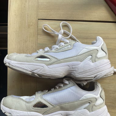 Baskets adidas peu portées blanc / beige