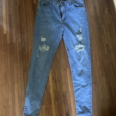 Jeans mit Loch