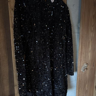 Robe noire à paillettes 