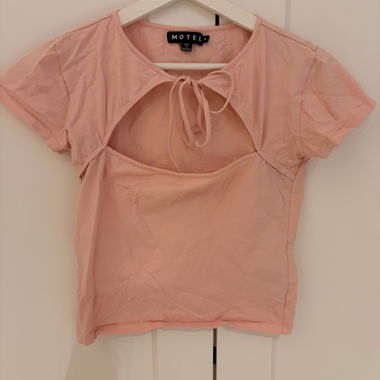 Top rose avec découpe à l'avant