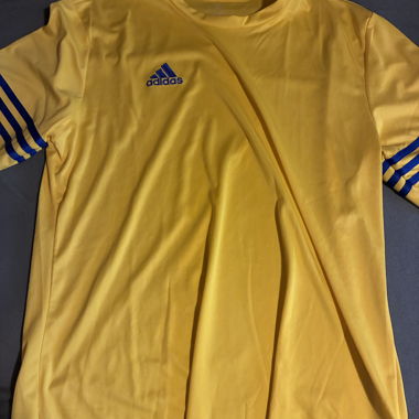 Gelbes adidas Sport T-Shirt mit Streifen