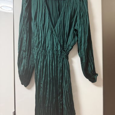 Gruenes Plissee-Kleid
