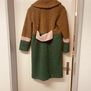 Fake fur Teddy-Mantel mit Color blocking 