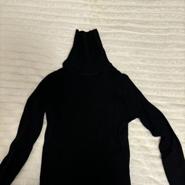 schwarzer Rollkragenpulli