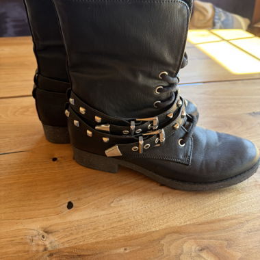 Schwarze Schnuerstiefel mit Nieten