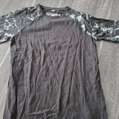 T-shirt per bambini con maniche mimetiche