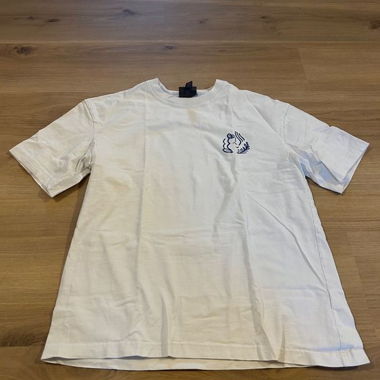 T-shirt bianco con disegni blu davanti e dietro