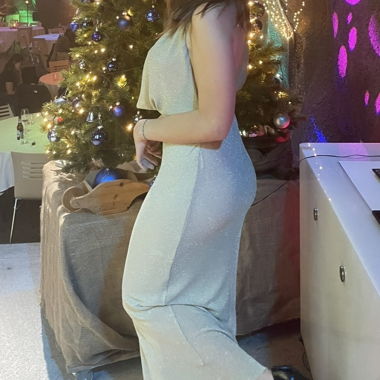 Langes glitzerndes Abendkleid mit Rückenausschnitt