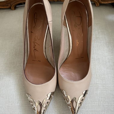 Pumps Peeptoe con punta in metallo