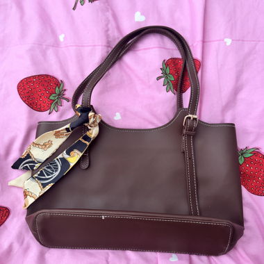 Braune Shopper-Tasche mit Schal
