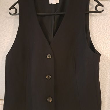 Gilet nero con bottoni