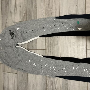 Pantalon de survêtement Gallby Dept. gris à éclaboussures de peinture