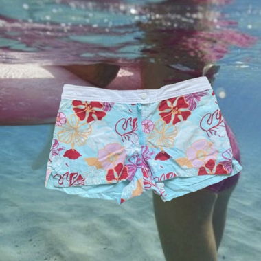 Pantaloncini da spiaggia ispirati a H2O degli anni 2000