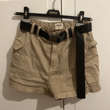 Short in stile grunge beige