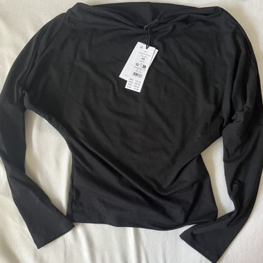 Schwarzes Top mit weitem Ausschnitt