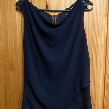 Dark blue tank top with details 