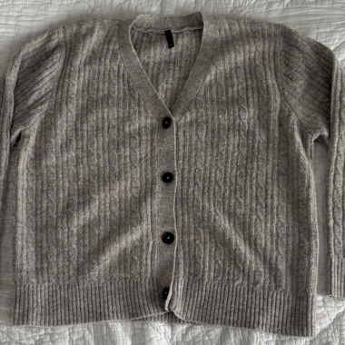 Grauer Pullover