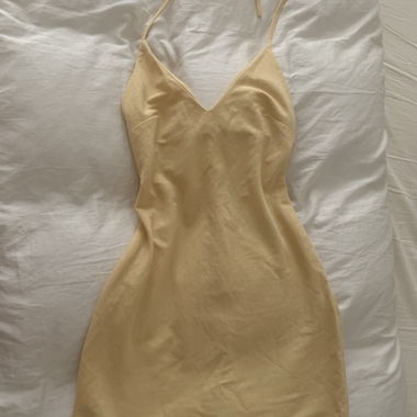 Robe dos-nu jaune pâle (butter yellow)