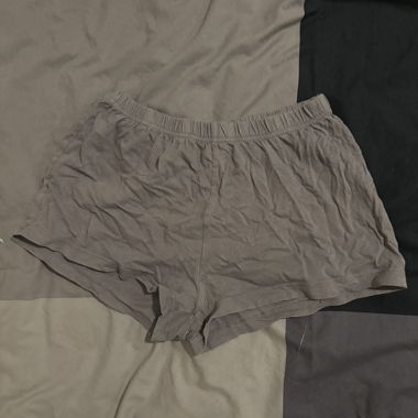 Graue Shorts