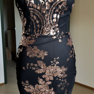 Abito con paillettes e spalline spaghetti