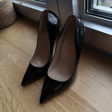 Black pumps