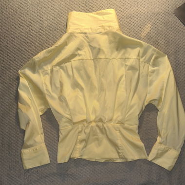 Blusa gialla aderente con collo alto