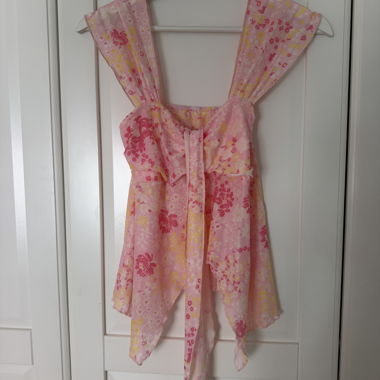 Top floreale rosa con fiocchi