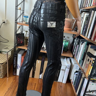 Schwarze Slim-Hose mit Barockmuster
