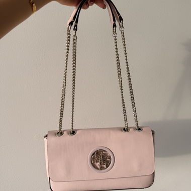 Sac à bandoulière GUESS à chaîne rose