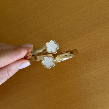 Gold-coloured bangle with clover