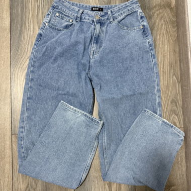 Baggy-Jeans mit Muster auf dem Rücken