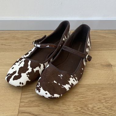 Ballarinas mit Kuh-Muster