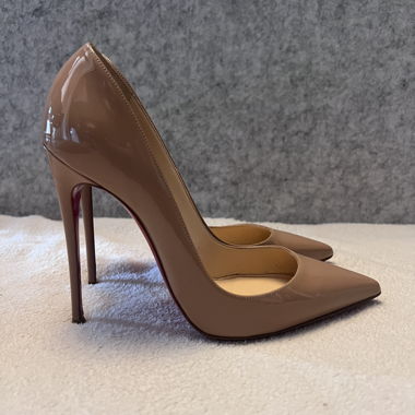Christian Louboutin – So Kate Nude Pumps