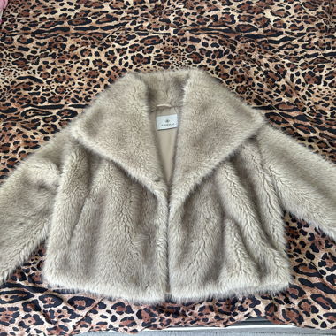 Short beige faux fur jacket