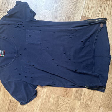 T-shirt blu navy con fori